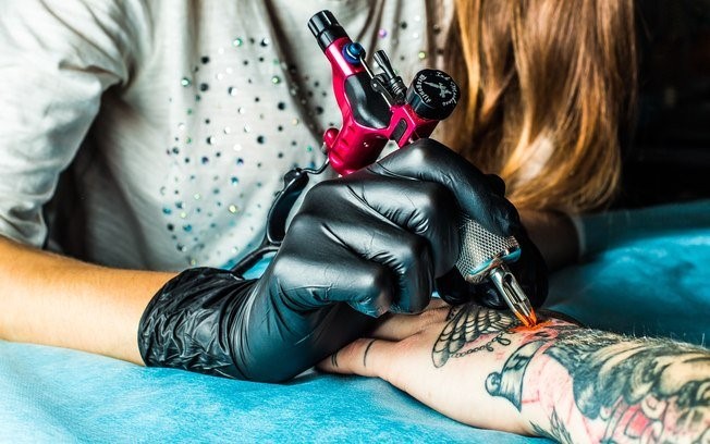 Tatuagem e Praia: Homem que tinha acabado de fazer tattoo morre depois de entrar no mar