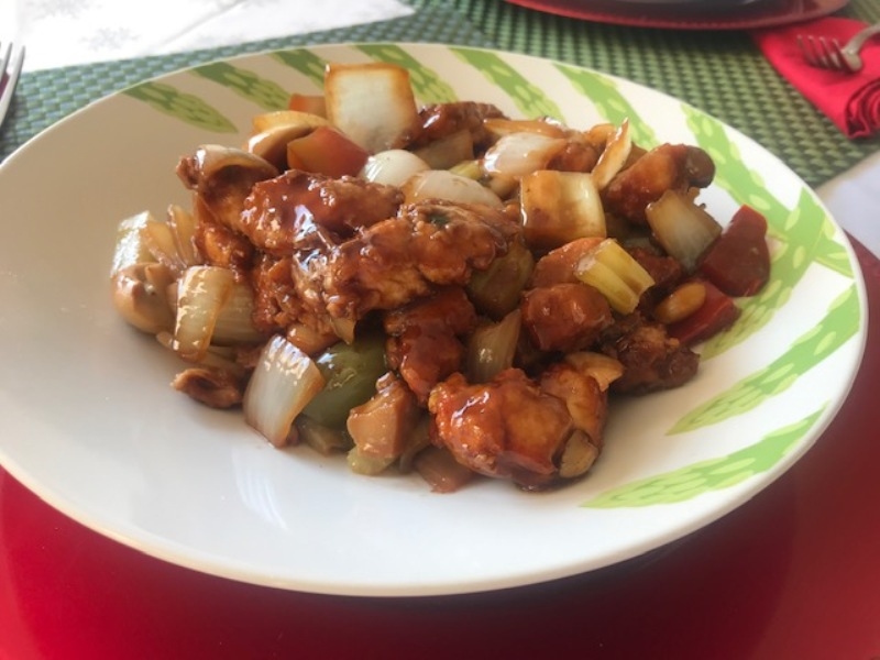 frango xadrez, comida típica chinesa servida com frango e pimentão